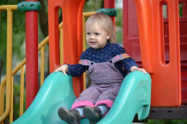 Oyun parkında oynayan iki küçük kız