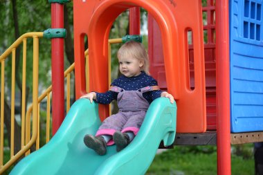 Oyun parkında oynayan iki küçük kız