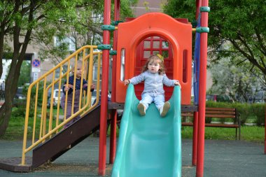 Oyun parkında oynayan iki küçük kız