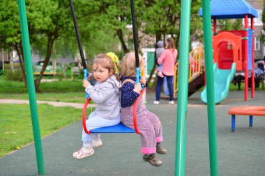 Salıncak binen iki küçük kız