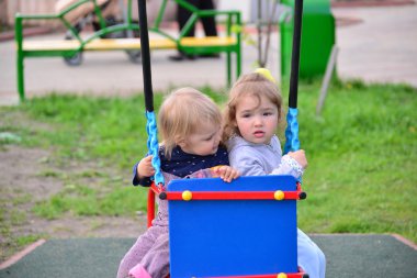 Salıncak binen iki küçük kız