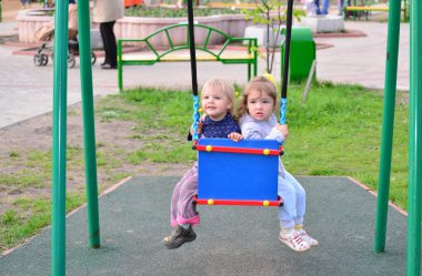 Salıncak binen iki küçük kız