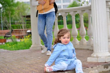 Yaramaz kız 2 yıl zeminde oturup eski