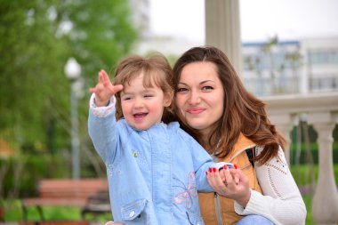 Anne ve kızı çardak bir yürüyüş için 2,5 yıl
