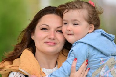 Bir anne ile kızının yürüyüş için 2,5 yıl portresi