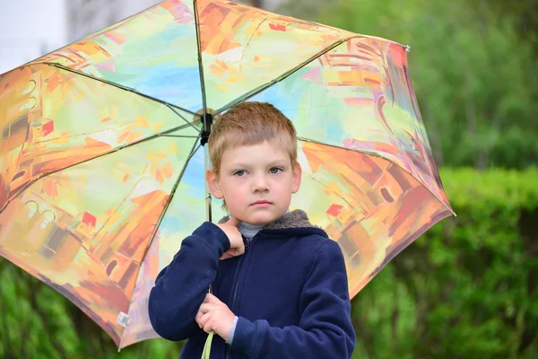 Πορτραίτου του αξιολάτρευτο μικρό ξανθό αγόρι με ομπρέλα — Φωτογραφία Αρχείου