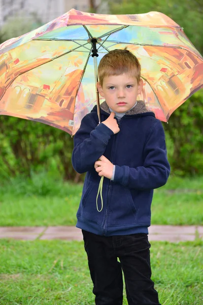 Utomhus porträtt av bedårande liten blond pojke med paraply — Stockfoto