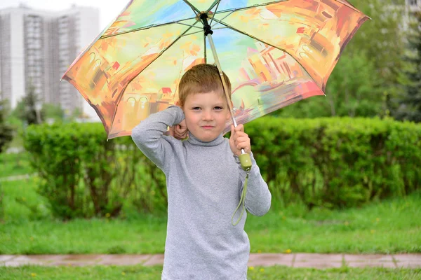 Retrato al aire libre de adorable niño rubio con paraguas —  Fotos de Stock