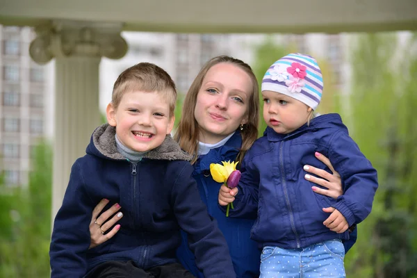 Mère avec deux enfants sur une promenade dans le gazebo — Photo