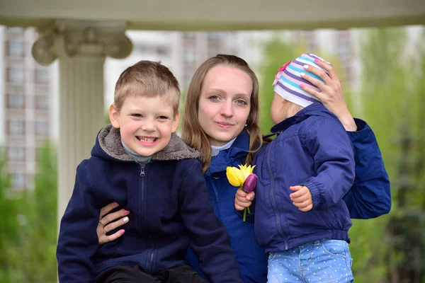 Mère avec deux enfants sur une promenade dans le gazebo — Photo