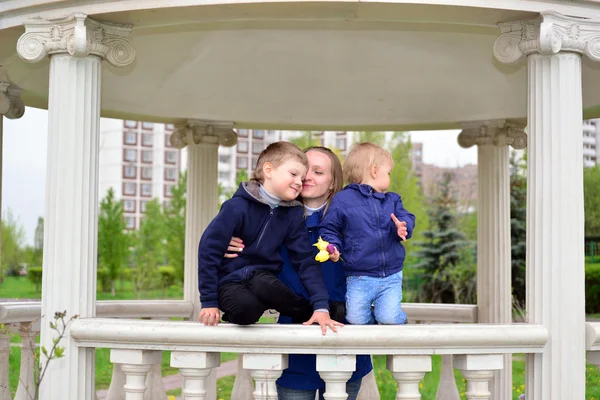 Mère avec deux enfants sur une promenade dans le gazebo — Photo