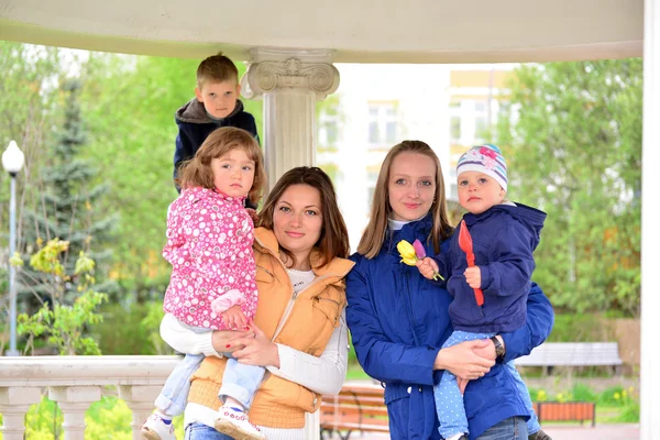 Due madri con bambini in passeggiata nel gazebo — Foto Stock