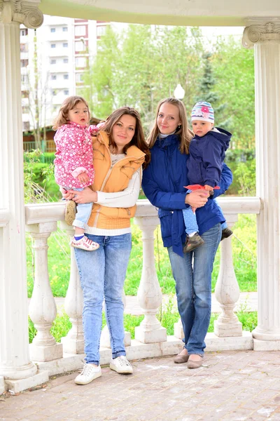 Δύο μητέρες με παιδιά σχετικά με τα πόδια στο κιόσκι — Φωτογραφία Αρχείου