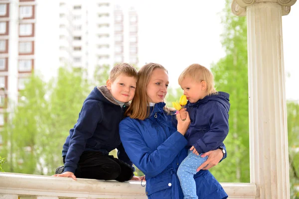 Matka s dvěma dětmi na procházce — Stock fotografie