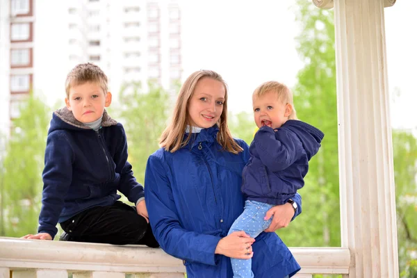 Mère avec deux enfants à pied — Photo