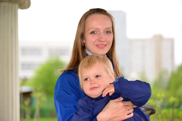 Moeder houdt dochter op handen in lopen — Stockfoto