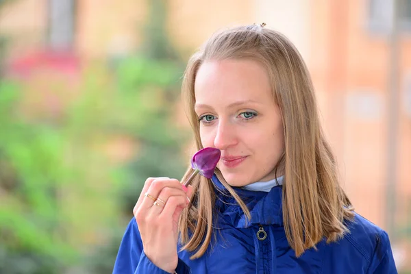 Ritratto di giovane donna dai capelli biondi — Foto Stock