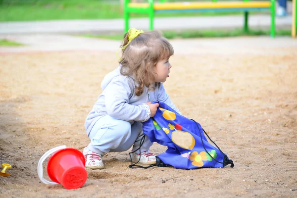 小さな女の子が、サンド ボックスで遊んで — ストック写真