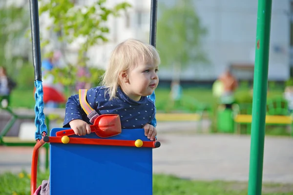 Niña divirtiéndose en un swing al aire libre — Foto de Stock