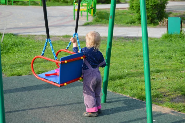 Meisje op een schommel outdoor plezier — Stockfoto