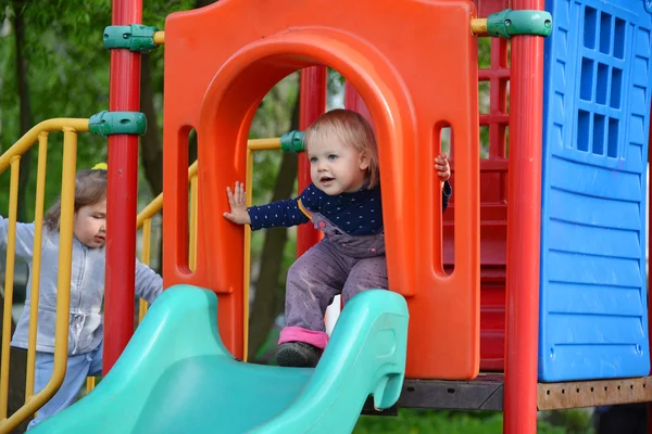 2 つの小さな女の子が遊び場で遊んで — ストック写真