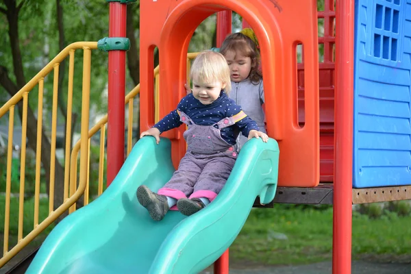 2 つの小さな女の子が遊び場で遊んで — ストック写真