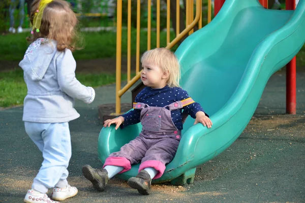 Deux petites filles jouant sur l'aire de jeux — Photo