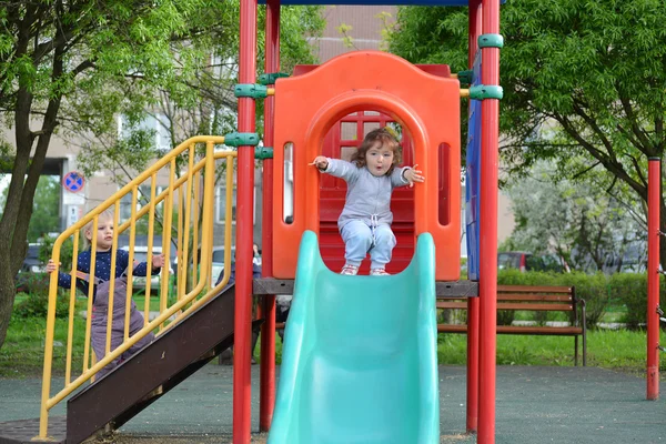 Duas meninas brincando no playground — Fotografia de Stock