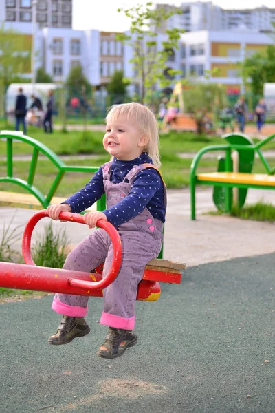 Menina se divertindo em um balanço ao ar livre — Fotografia de Stock