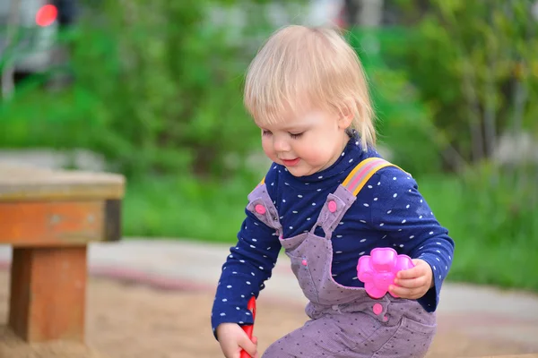 Little girl playing in the sandbox — Stock Photo, Image