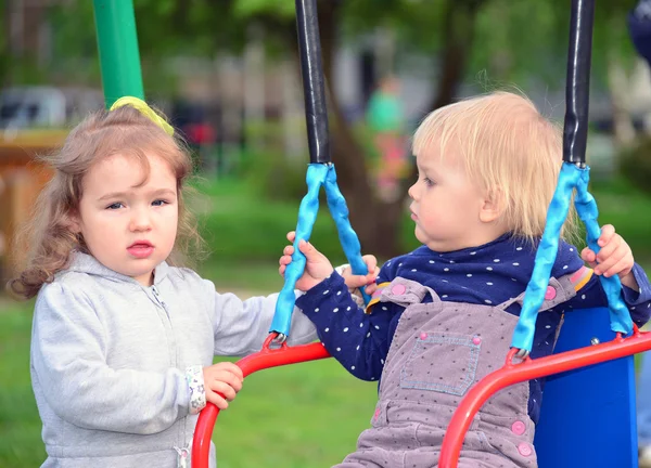Dos niñita en swing paseo —  Fotos de Stock