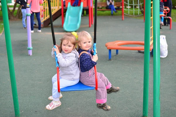 Δύο κοριτσάκι στο swing ride — Φωτογραφία Αρχείου