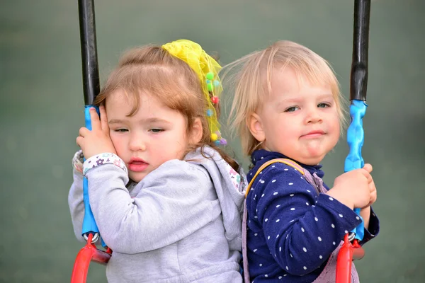 ブランコに乗って 2 つの小さな女の子 — ストック写真