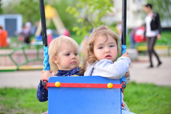 Salıncak binen iki küçük kız — Stok fotoğraf