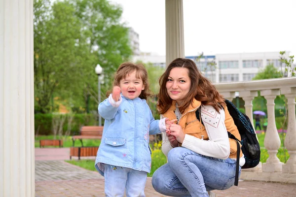 Maman et fille 2.5 ans pour une promenade dans le belvédère — Photo