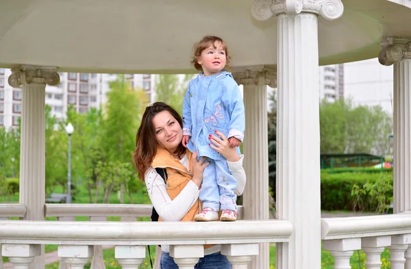 Mom and daughter 2.5 years for a walk in  gazebo — Stock Photo, Image