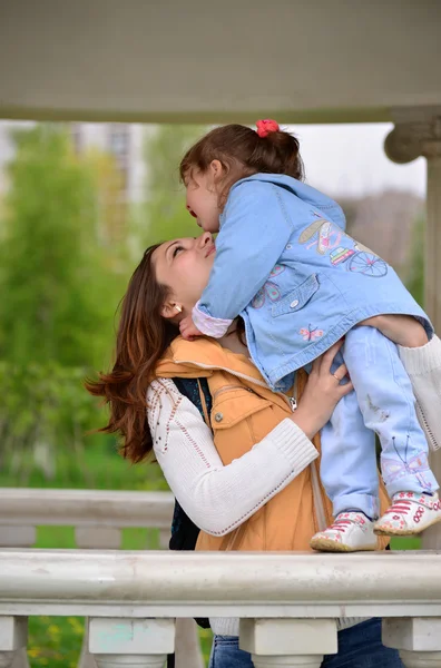 Mom and daughter 2.5 years for a walk in  gazebo — Stock Photo, Image