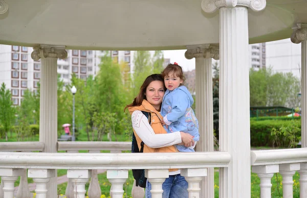 Mom and daughter 2.5 years for a walk in  gazebo — Stock Photo, Image