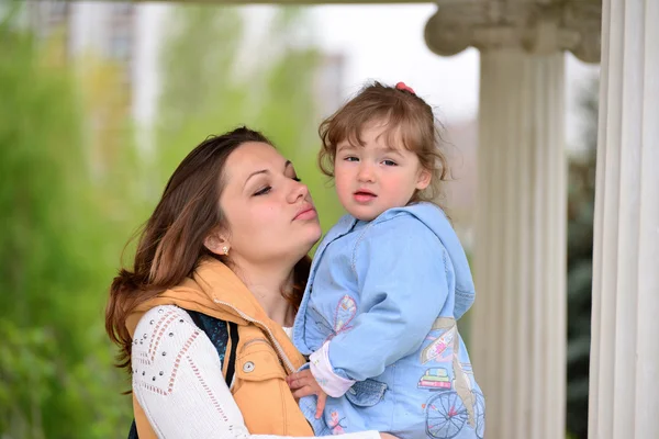 Mom and daughter 2.5 years for a walk in  gazebo — Stock Photo, Image