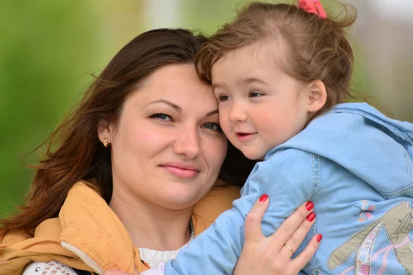 Bir anne ile kızının yürüyüş için 2,5 yıl portresi
