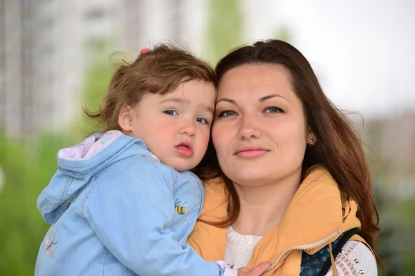 Mom and daughter 2.5 years for a walk in  gazebo — Stock Photo, Image