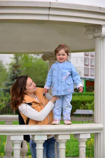 Maman et fille 2.5 ans pour une promenade dans le belvédère — Photo