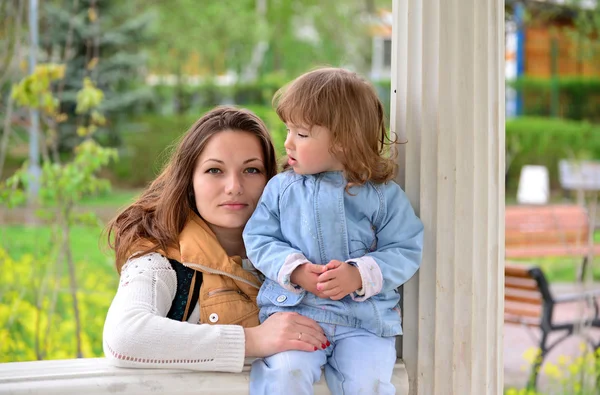 Mom and daughter 2.5 years for a walk in  gazebo — Stock Photo, Image