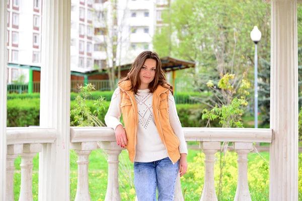 Pretty young woman in a gazebo at the park — Stock Photo, Image