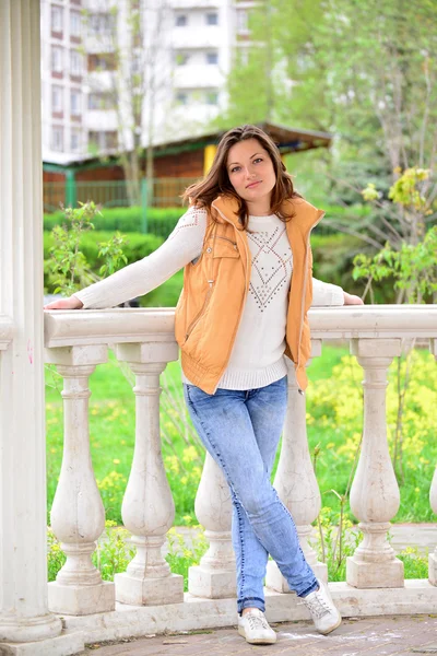 Jolie jeune femme dans un belvédère au parc — Photo