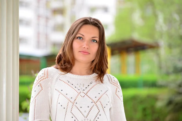 Bonita joven en un mirador en el parque — Foto de Stock