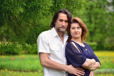 Yetişkin erkek ve dişi park bahar