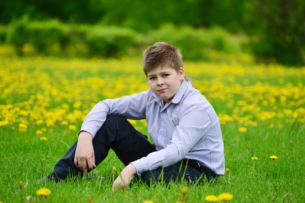 Nastolatek chłopak w parku wiosny — Zdjęcie stockowe