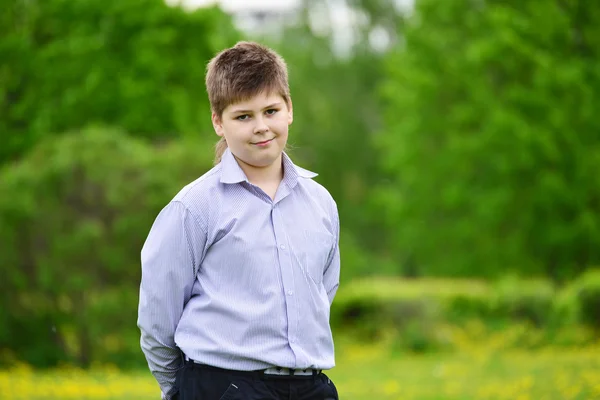 Tonåring pojke i parken våren — Stockfoto