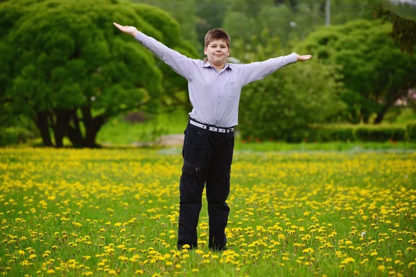 Teenager Menino no parque de primavera — Fotografia de Stock